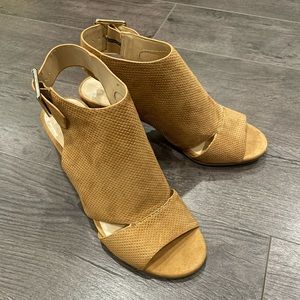 Expressions block heels size 6